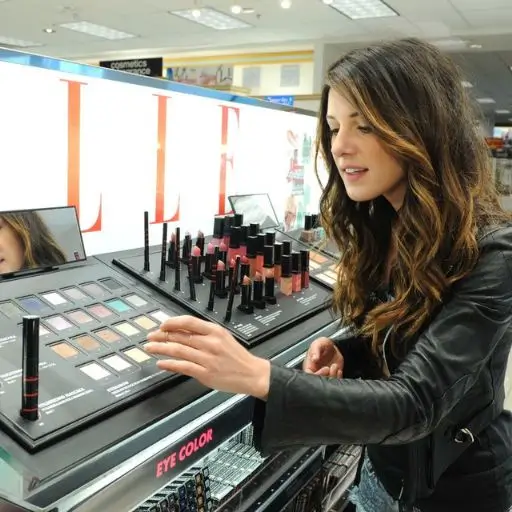 Are You a Makeup Minimalist or Maximalist Take This Quiz to Find Out! (6) shopping for makeup