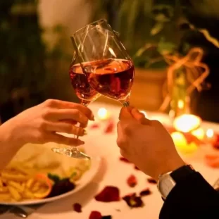 Which Love Islander Matches Your Personality (3) couple A romantic dinner with lots of champagne